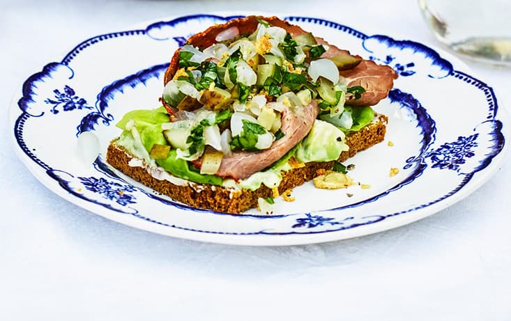 Smörrebröd med gurksallad, avokadomajonnäs & rostbiff - Recept | Pågen